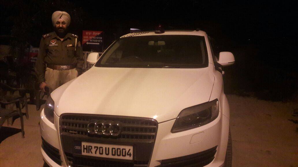 ਲਾਲ ਬੱਤੀ ਲੱਗੀ ਔਡੀ 'ਚੋਂ 42 ਲੱਖ ਦੀ ਨਕਲੀ ਕਰੰਸੀ ਬਰਾਮਦ 42 Lakh Fake Currency Recovered ਲਾਲ ਬੱਤੀ ਲੱਗੀ ਔਡੀ 'ਚੋਂ 42 ਲੱਖ ਦੀ ਨਕਲੀ ਕਰੰਸੀ ਬਰਾਮਦ