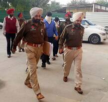 ਲਾਲ ਬੱਤੀ ਲੱਗੀ ਔਡੀ \'ਚੋਂ 42 ਲੱਖ ਦੀ ਨਕਲੀ ਕਰੰਸੀ
