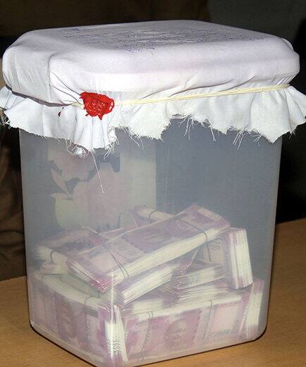 ਪਿਛਲੇ 20 ਦਿਨਾਂ ‘ਚ ਇਸ ਨੇ ਇਸ ਗੋਰਖਧੰਦੇ ਰਾਹੀਂ ਕਰੀਬ 2 ਕਰੋੜ ਦਾ ਲੈਣ-ਦੇਣ ਕਰ ਪੁਰਾਣੇ ਨੋਟਾਂ ਬਦਲੇ ਨਕਲੀ ਨੋਟ ਦਿੱਤੇ ਸੀ।