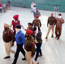 ਲਾਲ ਬੱਤੀ ਲੱਗੀ ਔਡੀ \'ਚੋਂ 42 ਲੱਖ ਦੀ ਨਕਲੀ ਕਰੰਸੀ