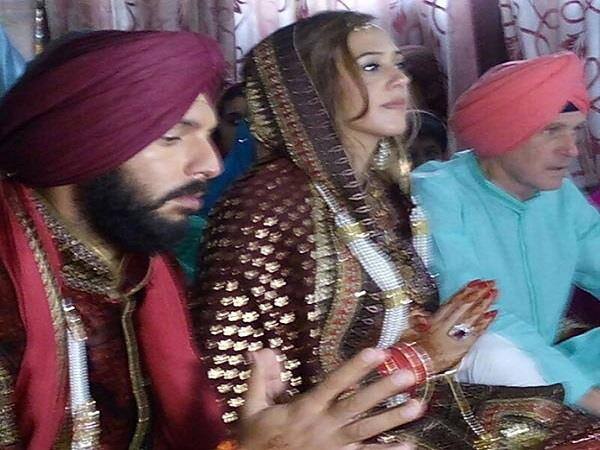 Kartik Murali ✔@kartikmurali Wishing @YUVSTRONG12 and Hazel a very happy, blessed and blissful married life God bless you both with happiness galore 10:10 PM - 30 Nov 2016 
