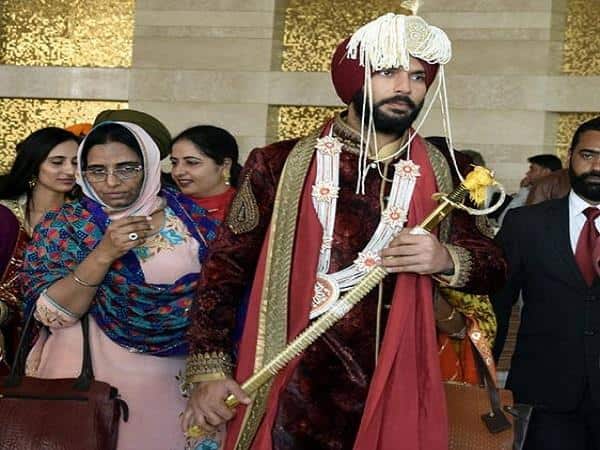 Irfan Pathan ✔@IrfanPathan No more bachelor Yuvi bro.... don't feel scared;)it's a beautiful relationship,Mubarakaaa to the lovely couple @YUVSTRONG12n @hazelkeech 6:16 PM - 30 Nov 2016 