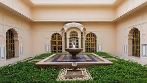 ਇਹ ਹੋਟਲ ਓਬਰਾਏ ਗਰੁੱਪ ਵੱਲੋਂ ਚਲਾਇਆ ਜਾਵੇਗਾ ਜਦੋਂਕਿ ਇਸ ਦੀ ਮਾਲਕ ਮੈਟਰੋ ਈਕੋ ਗਰੀਨ ਰਿਜ਼ੋਰਟਸ ਕੰਪਨੀ ਹੈ।