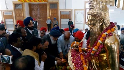 ਭਗਵਾਨ ਬਾਲਮੀਕੀ ਦੀ ਸੋਨੇ ਦੀ ਪਰਤ ਵਾਲੀ ਮੂਰਤੀ ਭਗਵਾਨ ਬਾਲਮੀਕੀ ਦੀ ਸੋਨੇ ਦੀ ਪਰਤ ਵਾਲੀ ਮੂਰਤੀ