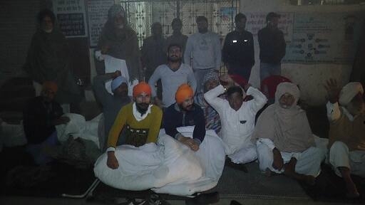 ਬੈਂਕਾਂ ਵਿੱਚੋਂ ਖਪਤਕਾਰਾਂ ਨੂੰ ਆਪਣੇ ਹੀ ਪੈਸੇ ਨਾ ਮਿਲਣ ਕਾਰਨ ਲੋਕਾਂ ’ਚ ਭਾਰੀ ਰੋਸ ਹੈ ਅਤੇ ਠੰਢ ਦੇ ਬਾਵਜੂਦ ਖਪਤਕਾਰ ਬੈਂਕਾਂ ਅੱਗੇ ਦਿਨ ਰਾਤ ਧਰਨਾ ਲਾਉਣ ਲਈ ਤੇ ਨਾਅਰੇਬਾਜੀ ਕਰਨ ਲਈ ਮਜ਼ਬੂਰ ਹੋ ਰਹੇ ਹਨ। 