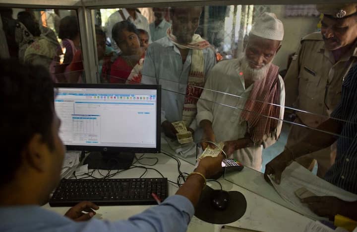 ਪੁਰਾਣੇ ਨੋਟ ਹੁਣ ਬੈਂਕਾਂ ਵਿੱਚ ਹੀ ਬਦਲੇ ਜਾ ਸਕਦੇ ਹਨ। 