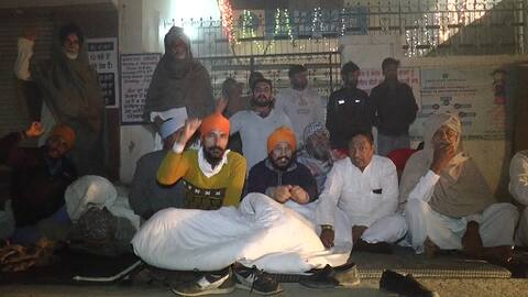 ਪੈਸੇ ਨਾ ਮਿਲਣ ਕਾਰਨ ਲੋਕਾਂ ਰਜਾਈਆਂ ਲੈਕੇ ਬੈਂਕਾਂ ਅੱਗੇ ਲਾਏ ਡੇਰੇ ਪੈਸੇ ਨਾ ਮਿਲਣ ਕਾਰਨ ਲੋਕਾਂ ਰਜਾਈਆਂ ਲੈਕੇ ਬੈਂਕਾਂ ਅੱਗੇ ਲਾਏ ਡੇਰੇ