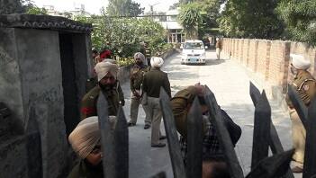 ਪੁਲਿਸ ਅਨੁਸਾਰ ਬਜ਼ੁਰਗ ਮਹਿਲਾ ਦਾ ਨਾਮ ਸ਼ੁਕਲਾ ਸੇਠ ਤੇ ਨੌਕਰਾਣੀ ਦਾ ਨਾਮ ਮਨਜੀਤ ਕੌਰ ਹੈ। ਵਾਰਦਾਤ ਦੀ ਖਬਰ ਮਿਲਦਿਆਂ ਹੀ ਪੁਲਿਸ ਮੌਕੇ ਉਤੇ ਪਹੁੰਚ ਗਈ ਹੈ।