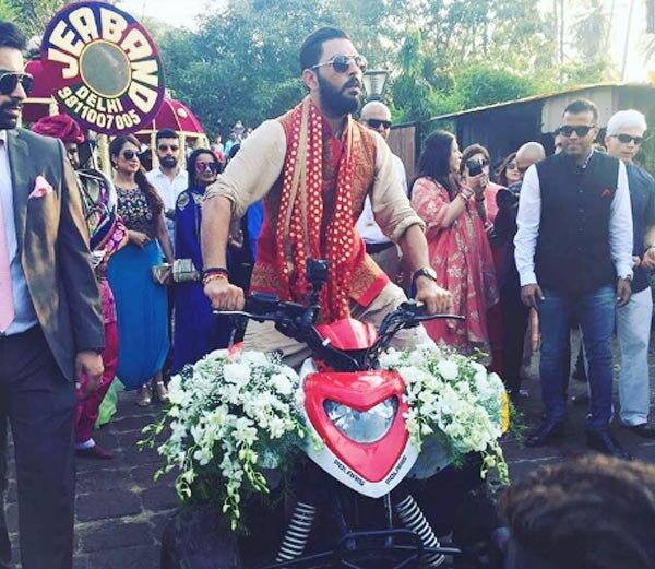 ਇਸ ਵਿਆਹ ਵਿੱਚ ਯੁਵਰਾਜ ਦੀ ਬਰਾਤ ਘੋੜੀ ਉਤੇ ਨਹੀਂ ਸਗੋਂ ਇੱਕ ਬਾਈਕ ਉਤੇ ਨਿਕਲੀ।