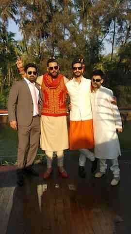 ਵਿਆਹ ਮੌਕੇ ਯੁਵਰਾਜ ਸਿੰਘ ਨੇ ਗੂੜ੍ਹੇ ਨਾਭੀ ਰੰਗ ਦੀ ਸ਼ੇਰਵਾਨੀ ਪਾਈ ਹੋਈ ਸੀ ਜਦਕਿ ਹੇਜ਼ਲ ਕੀਚ ਨੇ ਉਸੇ ਰੰਗ ਦਾ ਲਹਿੰਗਾ ਪਾਇਆ ਸੀ। 