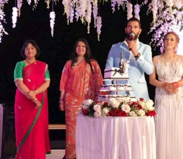 ਇਸ ਖਾਸ ਮੌਕੇ ਯੁਵਰਾਜ ਸਿੰਘ ਦੇ ਕਰੀਬੀ ਦੋਸਤ ਅਤੇ ਰਿਸ਼ਤੇਦਾਰਾਂ ਨੇ ਹਿੱਸਾ ਲਿਆ। ਗੋਆ 'ਚ ਵਿਆਹ ਤੋਂ ਬਾਅਦ ਸ਼ੁੱਕਰਵਾਰ ਸ਼ਾਮ ਹੋਈ ਕਾਕਟੇਲ ਪਾਰਟੀ 'ਚ ਯੁਵੀ-ਹੇਜ਼ਲ ਨੇ ਖੂਬ ਐਂਜੌਏ ਕੀਤਾ। 