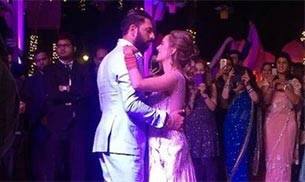 ਭਾਰਤ ਦੇ ਸਟਾਰ ਕ੍ਰਿਕਟਰ ਯੁਵਰਾਜ ਸਿੰਘ ਨੇ ਗੋਆ ਦੇ ਮੋਰਝਿਮ 'ਚ ਹੇਜ਼ਲ ਕੀਚ ਨਾਲ ਹਿੰਦੂ ਰੀਤੀ ਰਿਵਾਜਾਂ ਦੇ ਅਨੁਸਾਰ ਵਿਆਹ ਕਰਵਾ ਲਿਆ।