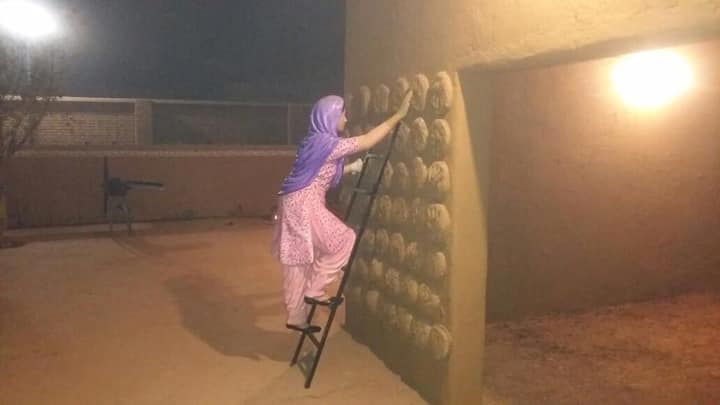 ਪਿੰਡ ਦੀਆਂ ਗਲੀਆਂ ਪੁਰਾਤਨ ਪਿੰਡਾਂ ਦੀਆਂ ਗਲੀਆਂ ਵਾਂਗ ਉਸਾਰੀਆਂ ਗਈਆਂ ਹਨ। ਪਿੰਡ ਵਿੱਚ 22 ਘਰ ਉਸਾਰੇ ਹਨ। ਇਨ੍ਹਾਂ ਘਰਾਂ ’ਚੋਂ ਪੁਰਾਤਨ ਪੇਂਡੂ ਜੀਵਨਸ਼ੈਲੀ ਦੀ ਝਲਕ ਮਿਲੇਗੀ।