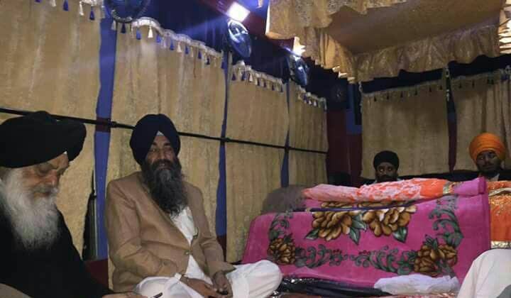 ਦਾਦੂਵਾਲ ਸਮਰਥਕਾਂ ਵੱਲੋਂ ਪਾਲਕੀ ਸਾਹਿਬ ਵਾਲੀ ਬੱਸ ਦੇ ਅੰਦਰ ਹੀ ਪੂਰੀ ਮਰਿਯਾਦਾ ਮੁਤਾਬਕ ਸ੍ਰੀ ਗੁਰੂ ਗ੍ਰੰਥ ਸਾਹਿਬ ਦਾ ਪ੍ਰਕਾਸ਼ ਕੀਤਾ ਗਿਆ ਹੈ