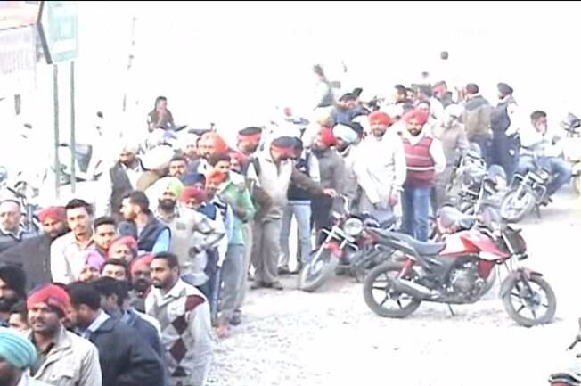 ਬੇਸ਼ੱਕ ਮੋਗਾ ਪੁਲਿਸ ਦਾ ਦਰਦ ਤਾਂ ਸਾਹਮਣੇ ਆਇਆ ਹੈ, ਪਰ ਇਹ ਕਹਾਣੀ ਹਰ ਪਾਸੇ ਆਮ ਹੋ ਚੁੱਕੀ ਹੈ। ਦੇਸ਼ ਦੀ ਵੱਡੀ ਅਬਾਦੀ ਅੱਜ ਬੈਂਕਾਂ ਦੀਆਂ ਲਾਈਨਾਂ ‘ਚ ਹੀ ਖੜੀ ਹੈ। ਹਾਲਾਂਕਿ ਲੋਕ ਸਰਕਾਰ ਦਾ ਪੂਰੀ ਤਰਾਂ ਸਾਥ ਦੇ ਰਹੇ ਹਨ। ਪਰ 28 ਦਿਨ ਬੀਤਣ ਦੇ ਬਾਅਦ ਵੀ ਹਲਾਤ ਕੁੱਝ ਜਿਆਦਾ ਨਹੀਂ ਸੁਧਰੇ ਹਨ। ਇਸ ਦੇ ਨਾਲ ਹੀ ਮਹੀਨੇ ਦੀ ਤਨਖਾਹ ਵੀ ਆ ਗਈ ਹੈ, ਜਿਹੜੀ ਸਿਰਫ ਖਾਤੇ ‘ਚ ਹੀ ਪਈ ਹੈ। ਕਰੀਬ ਇੱਕ ਮਹੀਨਾ ਸਬਰ ਕਰਨ ਵਾਲੀ ਜਨਤਾ ਦਾ ਸਬਰ ਹੁਣ ਟੁੱਟਦਾ ਜਾ ਰਿਹਾ ਹੈ। ਜਰੂਰਤ ਹੈ ਕਿ ਸਰਕਾਰ ਜਨਤਾ ਦੀਆਂ ਮੁਸ਼ਕਲਾਂ ਨੂੰ ਦੂਰ ਕਰਨ ਲਈ ਠੋਸ ਕਦਮ ਚੁੱਕੇ।