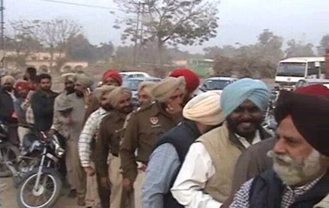 ਸਬ ਇੰਸਪੈਕਟਰ ਗੁਰਦਰਸ਼ਨ ਸਿੰਘ ਤੇ ਹੋਰ ਪੁਲਿਸ ਮੁਲਜਮਾਂ ਮੁਤਾਬਕ ਉਹ ਹੁਣ ਇੱਥੇ ਲਾਈਨ ‘ਚ ਖੜੇ ਹੋ ਕੇ ਤਨਖਾਹ ਕਢਵਾਉਣ ਜਾਂ ਆਪਣੀ ਡਿਊਟੀ ਕਰਨ। ਉਨ੍ਹਾਂ ਕਿਹਾ ਕਿ ਬੈਂਕ ਵੱਲੋਂ ਵੀ ਸਿਰਫ 10-10 ਹਜਾਰ ਰੁਪਏ ਦਿੱਤੇ ਜਾ ਰਹੇ ਹਨ। ਹੁਣ ਇੰਨੇ ਰੁਪਿਆ ‘ਚੋਂ ਉਹ ਆਪਣੇ ਬੱਚਿਆਂ ਦੀ ਸਕੂਲ ਫੀਸਾਂ ਭਰਨ ਜਾਂ ਮਹਿੰਗਾਈ ਦੇ ਜਮਾਨੇ ‘ਚ ਬਿਜਲੀ, ਪਾਣੀ ਸਮੇਤ ਹੋਰ ਬਿੱਲ ਅਦਾ ਕਰਨ। ਇੱਥੇ ਬਾਹਰ ਦੇ ਜਿਲਿਆਂ ਤੋਂ ਡਿਊਟੀ ਕਰਨ ਆਏ ਕੁੱਝ ਮੁਲਾਜਮਾਂ ਦਾ ਦਰਦ ਸੀ ਕਿ ਉਨ੍ਹਾਂ ਕੋਲ ਤਾਂ ਹੁਣ ਖਾਣ-ਪੀਣ ਤੱਕ ਲਈ ਵੀ ਪੈਸਾ ਨਹੀਂ ਬਚਿਆ ਹੈ।