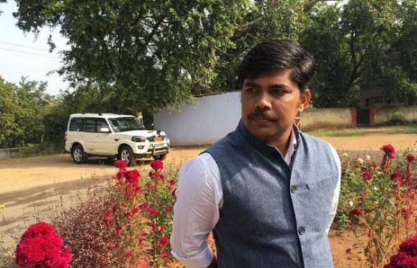 ਉਸਨੇ ਸਟੇਟ ਇੰਸਟੀਚਿਊਟ ਆਫ਼ ਐਡਮਿਨਿਸਟ੍ਰੇਟਿਵ ਕਰਿਅਰਸ ਦੀ ਪ੍ਰੀਖਿਆ ਪਾਸ ਕੀਤੀ। ਇਸ ਤੋਂ ਉਸਨੂੰ ਹਾਸਟਲ ਵਿੱਚ ਰਹਿਣ ਦੀ ਸਹੂਲਤ ਮਿਲੀ ਅਤੇ ਸਕਾਲਰਸ਼ਿਪ ਮਿਲਣ ਲੱਗੀ। ਅਖੀਰ 2012 ਵਿੱਚ ਰਮੇਸ਼ ਘੋਲਪ ਨੇ ਯੂ.ਪੀ.ਐਸ.ਸੀ. ਦੀ ਪ੍ਰੀਖਿਆ ਵਿੱਚ 287ਵਾਂ ਰੈਂਕ ਹਾਸਲ ਕੀਤਾ। ਬਿਨ੍ਹਾਂ ਕਿਸੇ ਕੋਚਿੰਗ ਦੇ ਅਨਪੜ੍ਹ ਮਾਤਾ-ਪਿਤਾ ਦੀ ਔਲਾਦ ਰਾਮੂ ਨੇ ਆਈ.ਏ.ਐਸ. ਬਣ ਕੇ ਵਿਖਾ ਦਿੱਤਾ। ਇਸ ਸਾਲ ਉਸ ਨੇ ਮਹਾਰਾਸ਼ਟਰ ਪਬਲਿਕ ਸਰਵਿਸ ਕਮੀਸ਼ਨ ਦੀ ਪ੍ਰੀਖਿਆ ਵਿੱਚ ਰਿਕਾਰਡ ਤੋੜ ਸਫਲਤਾ ਹਾਸਿਲ ਕੀਤੀ। ਫਿਲਹਾਲ ਉਹ ਝਾਰਖੰਡ ਦੇ ਖੂੰਟੀ ਜਿਲ੍ਹੇ ਵਿੱਚ ਬਤੌਰ ਐਸ.ਡੀ.ਐਮ ਤੈਨਾਤ ਹੈ।