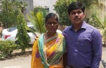 ਬਚਪਨ ਵਿੱਚ ਮਾਂ ਨਾਲ ਸੜਕਾਂ \'ਤੇ ਚੂੜੀਆਂ ਵੇਚਦਾ ਸੀ, ਅੱਜ ਹੈ ਆਈ.ਏ.ਐਸ. ਅਫ਼ਸਰ..