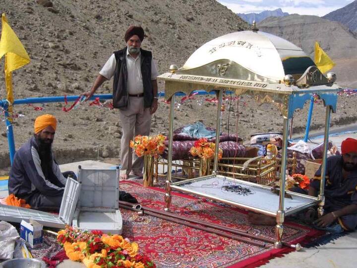 1970 ਤੋਂ ਪਹਿਲਾਂ ਇਸ ਗੁਰਦੁਆਰੇ ਬਾਰੇ ਕੋਈ ਜਾਣਕਾਰੀ ਨਹੀਂ ਸੀ ਪਰ ਜਦੋਂ ਨਿਮੂ-ਲੇਹ ਸੜਕ ਬਣਨ ਲੱਗੀ ਤਾਂ ਰਾਹ ਵਿੱਚ ਪੈਂਦੇ ਪੱਥਰਾਂ ਨੂੰ ਹਟਾਉਣ ਦਾ ਕੰਮ ਸ਼ੁਰੂ ਹੋਇਆ। 