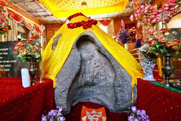 ਉਸ ਸਮੇਂ ਇੱਥੋਂ ਦੇ ਲੋਕਾਂ ਨੇ ਉਸ ਪੱਥਰ ਨੂੰ ਨਾਨਕ ਲਾਮਾ ਦੀ ਚਰਨ ਛੋਹ ਪ੍ਰਾਪਤ ਦੱਸਿਆ ਤਾਂ ਭਾਰਤੀ ਫ਼ੌਜ ਨੇ ਉੱਥੇ ਗੁਰਦੁਆਰਾ ਸਾਹਿਬ ਦੀ ਉਸਾਰੀ ਕਰਵਾਈ। 
