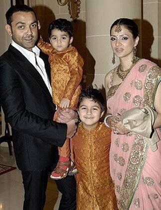 ਬੋਬੀ ਦਿਓਲ ਆਪਣੇ ਪਰਿਵਾਰ ਨਾਲ।