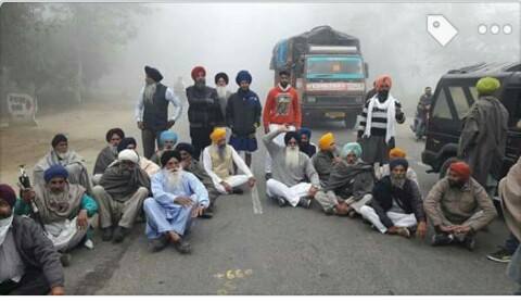 ਪੁਲਿਸ ਨੇ ਲੋਕਾਂ ਨੂੰ ਸਰਬੱਤ ਖਾਲਸਾ ਵਾਲੇ ਥਾਂ ਉਤੇ ਜਾਣ ਤੋਂ ਰੋਕਿਆ ਤਾਂ ਸੰਗਤਾਂ ਨੇ ਧਰਨੇ ਲਾ ਦਿੱਤੇ। 