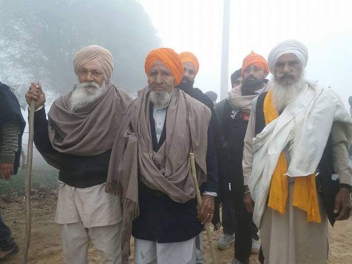 ਪੰਜਾਬ ਹਰਿਆਣਾ ਹੱਦ ’ਤੇ ਪੁਲਿਸ ਮੁਸਤੈਦੀ ਵਧਾ ਦਿੱਤੀ ਤੇ ਨਾਕੇ ਲਾ ਦਿੱਤੇ। ਇਸ ਲਈ ਬਜ਼ੁਰਗ ਕਈ-ਕਈ ਕਿਲੋਮੀਟਰ ਤੁਰ ਕੇ ਪਹੁੰਚੇ। 