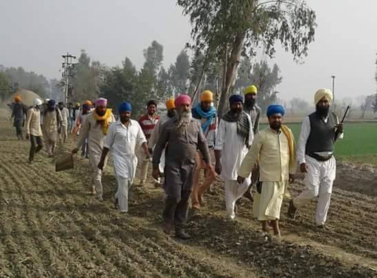 ਸੰਗਤਾਂ ਖੇਤਾਂ ਵਿੱਚੋਂ ਦੀ ਸਰਬੱਤ ਖਾਲਸਾ ਵਾਲੀ ਥਾਂ 'ਤੇ ਪਹੁੰਚੀਆਂ। 