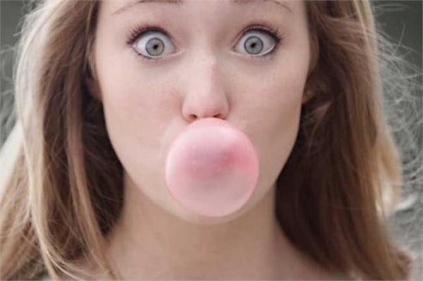 accidentally ingested chewing gum Know how it affect body Health: क्या होगा अगर गलती से गटक ली च्युइंगम? जानिए शरीर पर पड़ेगा कैसा असर