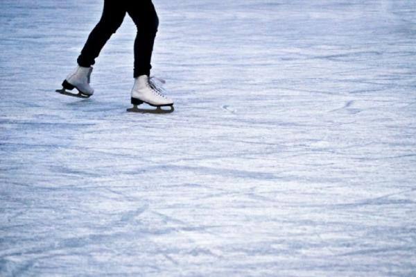 ਫਰੈਂਕਫਰਟ ਵਿੱਚ ਸਕੇਟਿੰਗ ਕਰਨ ਲਈ ਤੁਹਾਡੀ ਸਪੀਡ 50 ਮੀਲ ਹੋਣੀ ਚਾਹੀਦੀ ਹੈ: ਸਿਰ ਫੋੜ ਦੋ ਬੱਚਿਆਂ ਦੇ. . .