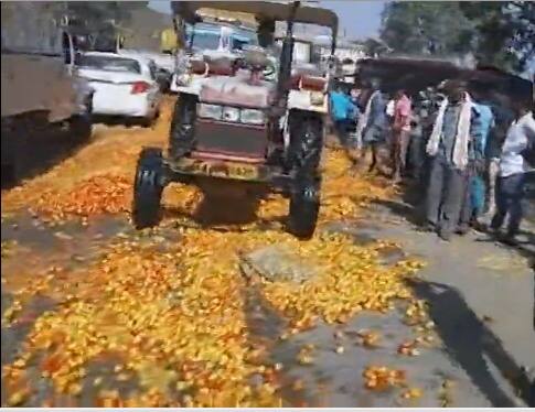 ਨਵੀਂ ਦਿੱਲੀ : ਛੱਤੀਸਗੜ੍ਹ ਦੇ ਜਸ਼ਪੁਰ ਜ਼ਿਲ੍ਹੇ ਦੇ ਪਤਥਲਗਾਂਵ ਵਿੱਚ ਕਿਸਾਨਾਂ ਨੇ ਕਈ ਟਨ ਟਮਾਟਰ ਸੜਕਾਂ ਤੇ ਸੁੱਟਣ ਪ੍ਰਦਰਸ਼ਨ ਕੀਤਾ। ਕਿਸਾਨਾਂ ਦਾ ਕਹਿਣਾ ਹੈ ਕਿ ਸਹੀ ਕੀਮਤ ਨਾ ਮਿਲਣ ਕਾਰਨ ਉਨ੍ਹਾਂ ਟਮਾਟਰ ਨਸ਼ਟ ਕਰਨ ਦਾ ਫ਼ੈਸਲਾ ਕੀਤਾ ਹੈ। ਸਥਾਨਕ ਵਪਾਰੀ 50 ਪੈਸੇ ਪ੍ਰਤੀ ਕਿੱਲੋ ਦੇ ਹਿਸਾਬ ਨਾਲ ਵੀ ਟਮਾਟਰ ਨਾ ਖ਼ਰੀਦ ਕੇ ਉਨ੍ਹਾਂ ਦਾ ਸ਼ੋਸ਼ਣ ਕਰ ਰਹੇ ਹਨ।