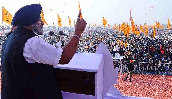 ਬਾਦਲ ਨੇ ਕੈਪਟਨ ਅਮਰਿੰਦਰ ਸਿੰਘ ਵੱਲੋਂ ਲੋਕ ਸਭਾ ਤੋਂ ਦਿੱਤੇ ਗਏ ਅਸਤੀਫ਼ੇ ਨੂੰ ਵੀ ਡਰਾਮਾ ਕਰਾਰ ਦਿੱਤਾ। ਉਨ੍ਹਾਂ ਆਖਿਆ ਕਿ ਸਭ ਨੂੰ ਪਤਾ ਹੈ ਕਿ ਕੈਪਟਨ ਵਿਧਾਨ ਸਭਾ ਚੋਣਾ ਲੜਨਾ ਚਾਹੁੰਦਾ ਹੈ। ਇਸ ਲਈ ਅਸਤੀਫ਼ਾ ਦੇ ਕੇ ਉਹ ਸਿਵਾਏ ਡਰਾਮੇ ਤੋਂ ਕੁਝ ਨਹੀਂ ਕਰ ਰਿਹਾ। ਉਨ੍ਹਾਂ ਆਖਿਆ ਕਿ ਸਰਕਾਰ ਨੇ ਐਸ.ਵਾਈ.ਐਲ. ਲਈ ਐਕਵਾਇਰ ਕੀਤੀ ਗਈ ਜ਼ਮੀਨ ਕਿਸਾਨਾਂ ਨੂੰ ਵਾਪਸ ਕਰਕੇ ਇਤਿਹਾਸਕ ਕੰਮ ਕੀਤਾ ਹੈ।