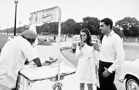 ਇੰਡੀਆ ਗੇਟ ਉਤੇ ਆਈਸ ਕਰੀਮ ਦਾ ਆਨੰਦ ਲੈਂਦੇ ਹੋਏ ਰਾਜੀਵ ਗਾਂਧੀ ਅਤੇ ਸੋਨੀਆ ਗਾਂਧੀ।