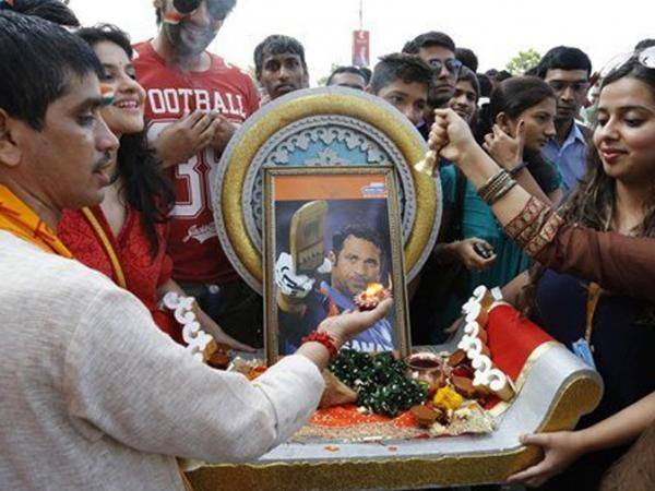 ਸਚਿਨ ਤੇਂਦੁਲਕਰ ਮੰਦਿਰ- ਟੀਮ ਇੰਡੀਆ ਦੇ ਸਾਬਕਾ ਖਿਡਾਰੀ ਸਚਿਨ ਤੇਂਦੁਲਕਰ ਨੇ ਆਪਣੀ ਖੇਡ ਦੇ ਜ਼ਰੀਏ ਕਰੋੜਾਂ ਖੇਡ ਪ੍ਰੇਮੀਆਂ ਨੂੰ ਆਪਣਾ ਦੀਵਾਨਾ ਬਣਾ ਦਿੱਤਾ ਸੀ। ਉਨ੍ਹਾਂ ਨੂੰ ਵੱਡੀ ਗਿਣਤੀ ਵਿੱਚ ਕ੍ਰਿਕੇਟ ਪ੍ਰੇਮੀ ਆਪਣਾ ਭਗਵਾਨ ਮੰਨਦੇ ਰਹੇ ਹਨ। ਸਚਿਨ ਤੇਂਦੁਲਕਰ ਦਾ ਇੱਕ ਮੰਦਿਰ ਵੀ ਬਣਿਆ ਹੋਇਆ ਹੈ। ਇਹ ਮੰਦਿਰ ਬਿਹਾਰ ਦੇ ਅਟਰਵਲਿਆ ਵਿੱਚ ਮੌਜੂਦ ਹੈ। ਸਚਿਨ ਨੂੰ ਚਾਹੁਣ ਵਾਲੇ ਇੱਥੇ ਆ ਕੇ ਉਨ੍ਹਾਂ ਦੀ ਪੂਜਾ ਵੀ ਕਰਦੇ ਹਨ।