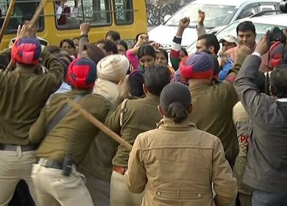 ਕਾਫੀ ਦੇਰ ਤੱਕ ਪ੍ਰਦਰਸ਼ਨ ਕਰਨ ਦੇ ਬਾਅਦ ਆਖਰ ਪ੍ਰਸ਼ਾਸਨ ਨੇ ਇਹਨਾਂ ਅਧਿਆਪਕਾਂ ਨੂੰ ਭਰੋਸਾ ਦਵਾਇਆ ਕਿ ਇਹਨਾਂ ਦੀ ਮੁੱਖ ਮੰਤਰੀ ਪ੍ਰਕਾਸ਼ ਸਿੰਘ ਬਾਦਲ ਨਾਲ ਮੀਟਿੰਗ ਕਰਵਾਈ ਜਾਵੇਗੀ। ਇਸ ਤੇ ਪ੍ਰਦਰਸ਼ਨਕਾਰੀਾਂ ਨੇ ਆਪਣਾ ਧਰਨਾ ਖਤਮ ਕਰ ਦਿੱਤਾ। ਕੱਲ੍ਹ ਇਹਨਾਂ ਦਾ ਮੁੱਖ ਮੰਤਰੀ ਦੇ ਘਰ ਸਵੇਰ 11 ਵਜੇ ਮੀਟਿੰਗ ਹੋਵੇਗੀ।