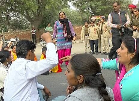 ਆਪਣੀਆਂ ਮੰਗਾ ਨੂੰ ਲੈ ਕੇ ਪ੍ਰਦਰਸ਼ਨ ਕਰ ਰਹੇ ਈਜੀਐਸ ਅਧਿਆਪਕਾਂ ਤੇ ਪੁਲਿਸ ਨੇ ਲਾਠੀਚਾਰਜ ਕੀਤਾ ਹੈ। ਪੰਜਾਬ ਭਰ ਦੇ ਈਜੀਐਸ ਠੇਕਾ ਅਧਿਆਪਕਾਂ ਵੱਲੋਂ ਪੱਕੇ ਹੋਣ ਦੀ ਮੰਗ ਨੂੰ ਲੈ ਕੇ ਬਠਿੰਡਾ ਮਾਨਸਾ ਆਈਟੀਆਈ ਪੁੱਲ ਵੱਲ ਵਧ ਰਹੇ ਸਨ ਕਿ ਪੁਲਿਸ ਨੇ ਇਨਾਂ ਨੂੰ ਪੁੱਲ ਦੇ ਪਿੱਛੇ ਹੀ ਰੁਕਵਾ ਲਿਆ।