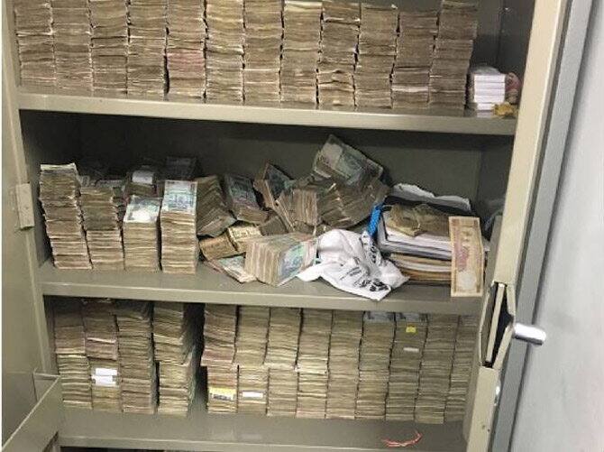 ਦਿੱਲੀ ਪੁਲਿਸ ਅਤੇ ਆਮਦਨ ਕਰ ਵਿਭਾਗ ਨੇ ਦੱਖਣੀ ਦਿੱਲੀ ਦੀ ਲਾਅ ਫ਼ਰਮ ਦੇ ਦਫ਼ਤਰ ਵਿੱਚ ਛਾਪਾ ਮਾਰ ਕੇ 13.65 ਕਰੋੜ ਦੀ ਰਾਸ਼ੀ ਬਰਾਮਦ ਕੀਤੀ ਹੈ। 