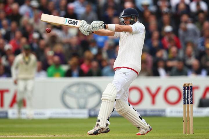 ਇੰਗਲੈਂਡ ਦੀ ਟੀਮ 49 ਰਨ 'ਤੇ 3 ਵਿਕਟ ਗਵਾ ਚੁੱਕੀ ਸੀ। ਪਰ ਫਿਰ ਜੋ ਰੂਟ ਅਤੇ ਬੇਅਰਸਟੋ ਨੇ ਮਿਲਕੇ ਇੰਗਲੈਂਡ ਨੂੰ 141 ਰਨ ਤਕ ਪਹੁੰਚਾਇਆ। ਇਸਤੋਂ ਬਾਅਦ ਰੂਟ ਵੀ 77 ਰਨ ਬਣਾ ਕੇ ਆਪਣਾ ਵਿਕਟ ਗਵਾ ਬੈਠੇ। ਦਿਨ ਦਾ ਖੇਡ ਖਤਮ ਹੋਣ ਤੋਂ ਪਹਿਲਾਂ ਇੰਗਲੈਂਡ ਨੂੰ 2 ਹੋਰ ਝਟਕੇ ਲੱਗੇ। ਇੰਗਲੈਂਡ ਨੇ ਦਿਨ ਦਾ ਖੇਡ 182/6 'ਤੇ ਖਤਮ ਕੀਤਾ। ਬੇਅਰਸਟੋ 50 ਰਨ ਬਣਾ ਕੇ ਮੈਦਾਨ 'ਤੇ ਟਿਕੇ ਹੋਏ ਸਨ। 