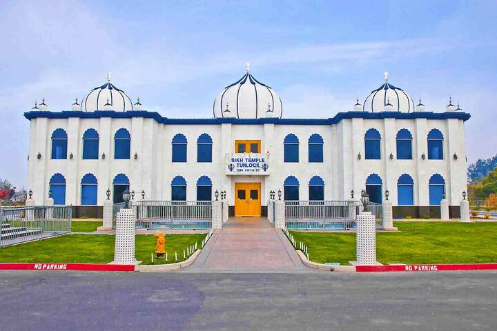 ਅਮਰੀਕਾ ਭਰ ਤੋਂ ਸੰਗਤ ਟਰਲਾਕ ਗੁਰੂ ਘਰ ਵਿਖੇ ਨਤਮਸਤਕ ਹੋਣ ਪਹੁੰਚਦੀ ਹੈ।