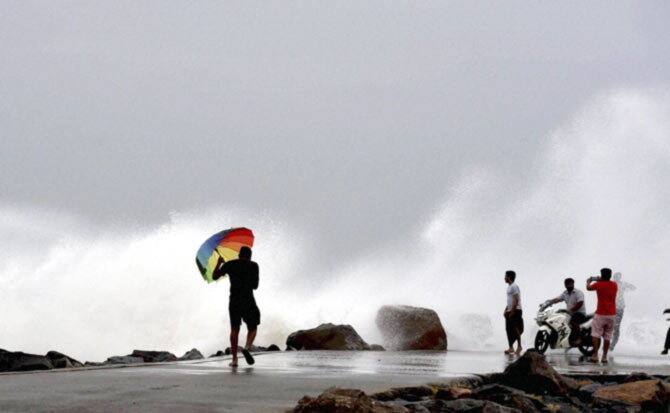 ਤੂਫਾਨ ਤੋਂ ਪਹਿਲਾਂ ਚੇਨਈ ਵਿੱਚ ਤੇਜ਼ ਹਵਾਵਾਂ ਚੱਲ ਰਹੀਆਂ ਅਤੇ ਮੀਂਹ ਦੀ ਸੰਭਾਵਨਾ ਬਣੀ ਹੋਈ ਹੈ। ਤੂਫਾਨ ਨੂੰ ਦੇਖਦੇ ਹੋਏ ਚੇਨਈ ਦੇ ਵਿਦਿਅਕ ਅਦਾਰਿਆਂ ਵਿੱਚ ਛੁੱਟੀ ਦਾ ਐਲਾਨ ਕਰ ਦਿੱਤਾ ਗਿਆ ਹੈ।