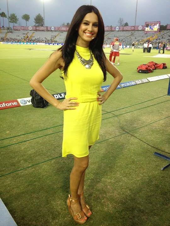 IPL 'ਚ ਹੀ ਇੱਕ ਅਜਿਹਾ ਚੇਹਰਾ ਵੀ ਹੈ ਜਿਸਨੂੰ ਵੇਖਣ ਲਈ ਦਰਸ਼ਕਾਂ ਦੇ ਨਾਲ-ਨਾਲ ਖੁਦ ਖਿਡਾਰੀ ਵੀ ਉਡੀਕ ਕਰਦੇ ਰਹਿੰਦੇ ਹਨ। ਇਹ ਚੇਹਰਾ ਹੈ ਸ਼ਿਬਾਨੀ ਡਾਂਡੇਕਰ। IPL 'ਚ ਐਂਕਰਿੰਗ ਕਰਨ ਵਾਲੀ ਸ਼ਿਬਾਨੀ ਤੇ ਹਰ ਕਿਸੇ ਦੀ ਨਜਰ ਰਹਿੰਦੀ ਹੈ। ਸ਼ਿਬਾਨੀ ਨੂੰ ਨਾ ਸਿਰਫ ਦਰਸ਼ਕਾਂ ਵੱਲੋਂ ਭਰਵਾਂ ਹੁੰਗਾਰਾ ਮਿਲਦਾ ਹੈ ਸਗੋਂ ਖਿਡਾਰੀ ਵੀ ਸ਼ਿਬਾਨੀ ਦੀ ਮੁਸਕਾਨ ਤੇ ਫਿਦਾ ਹੋ ਜਾਂਦੇ ਹਨ। ਸ਼ਿਬਾਨੀ IPL 'ਚ ਐਂਕਰਿੰਗ ਤਾਂ ਕਰਦੀ ਹੀ ਹੈ, ਨਾਲ ਹੀ ਸ਼ਿਬਾਨੀ ਨੂੰ ਗਾਇਕੀ, ਮਾਡਲਿੰਗ ਅਤੇ ਅਦਾਕਾਰੀ ਦਾ ਵੀ ਸ਼ੌਕ ਹੈ। ਸ਼ਿਬਾਨੀ ਦੀਆਂ ਅਦਾਵਾਂ ਅਤੇ ਸ਼ਿਬਾਨੀ ਦੀ ਮੁਸਕਾਨ ਨੇ ਹਰ ਕਿਸੇ ਦਾ ਦਿਲ ਮੋਹ ਲਿਆ ਹੈ।