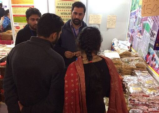 ਆਪਣੇ ਤਿਆਰ ਕੀਤੇ ਉਤਪਾਦ ਜਿਵੇਂ ਹਲਦੀ ਪਾਊਡਰ, ਲਾਲ ਮਿਰਚ ਪਾਊਡਰ, ਮਿਰਚ ਮਸਾਲਾ, ਚਾਹ ਮਸਾਲਾ, ਲੱਸੀ ਮਸਾਲਾ, ਲੱਸਣ ਦਾ ਆਚਾਰ, ਕੱਚੀ ਹਲਦੀ ਦਾ ਆਚਾਰ, ਸ਼ੁੱਧ ਵੇਸਣ ਦਾ ਬਣਿਆ ਹੋਇਆ ਸਬਜ਼ੀ ਪਕੌੜਾ ਤੇ ਹੋਰ ਉਤਪਾਦਾਂ ਨੂੰ ਕਿਸਾਨ ਮੇਲਿਆਂ ’ਚ ਸਟਾਲ ਲਾ ਕੇ ਪ੍ਰਦਰਸ਼ਿਤ ਕਰਦੇ ਤੇ ਵੇਚਦੇ ਹਨ।