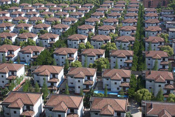 ਕੀ ਤੁਸੀਂ ਕਦੇ ਅਜਿਹਾ ਪਿੰਡ ਵੇਖਿਆ ਹੈ ਜਿੱਥੇ ਦਾ ਹਰ ਵਿਅਕਤੀ ਕਰੋੜਪਤੀ ਹੋਵੇ। ਅਜਿਹਾ ਪਿੰਡ ਸੱਚ ਵਿੱਚ ਹੈ। ਇਹ ਚੀਨ ਦੇ ਪੂਰਬੀ ਪ੍ਰਾਂਤ ਜਿਆਂਗਸੂ ਵਿੱਚ ਸਥਿਤ ਹੈ ਅਤੇ ਇੱਥੇ ਰਹਿਣ ਵਾਲਾ ਹਰ ਵਿਅਕਤੀ ਅਮੀਰ ਹੈ। ਇਸ ਪਿੰਡ ਦਾ ਨਾਮ ਹੁਆਕਸੀ ਹੈ।