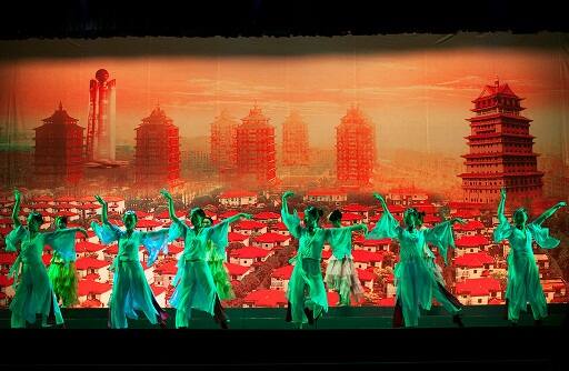 ਪਹਿਲੀ ਵਾਰ ਇਹ ਪਿੰਡ ਸਾਲ 2003 ਵਿੱਚ ਚਰਚਾ ਵਿੱਚ ਆਇਆ ਸੀ, ਜਦੋਂ ਇਸ ਪਿੰਡ ਦੀ ਇਕੋਨਾਮੀ 100 ਬਿਲੀਅਨ ਯੂਆਨ ਪਹੁੰਚ ਗਈ ਸੀ। ਹੌਲੀ-ਹੌਲੀ ਇਸ ਵਿੱਚ ਹੋਰ ਸੁਧਾਰ ਆਇਆ ਅਤੇ ਸਾਲ 2011 ਵਿੱਚ ਇੱਥੇ 72 ਮੰਜਿਲਾ ਸਕਾਈ-ਸਕਰੈਪਰ ਬਣ ਕੇ ਤਿਆਰ ਹੋ ਗਿਆ। ਇਹ ਕਰੀਬ 328 ਮੀਟਰ ਉੱਚਾ ਹੈ। ਦੱਸਿਆ ਜਾ ਰਿਹਾ ਹੈ ਕਿ ਇਹ ਆਈਫਲ ਟਾਵਰ ਤੋਂ ਵੀ ਉੱਚਾ ਹੈ। ਇਸ ਪਿੰਡ ਵਿੱਚ ਫਾਈਵ ਸਟਾਰ ਹੋਟਲ ਵੀ ਹੈ।