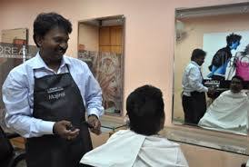 ਸਾਲ 1989 ਵਿਚ ਰਮੇਸ਼ ਬਾਬੂ ਦੇ ਪਿਤਾ ਦਾ ਦੇਹਾਂਤ ਹੋ ਗਿਆ ਸੀ। ਅਜਿਹੇ ਵਿੱਚ ਘਰ ਦੇ ਖਰਚ ਦੀ ਪੂਰੀ ਜ਼ਿੰਮੇਵਾਰੀ ਰਮੇਸ਼ ਦੀ ਮਾਂ 'ਤੇ ਆ ਗਈ। ਔਰਤ ਹੋਣ ਦੇ ਨਾਤੇ ਉਹ ਲੋਕਾਂ ਦੇ ਵਾਲ ਤਾਂ ਨਹੀਂ ਕੱਟ ਸਕਦੀ ਸੀ। ਇਸ ਲਈ ਉਨ੍ਹਾਂ ਨੇ ਦੁਕਾਨ ਨੂੰ ਤਾਂ ਕਿਰਾਏ 'ਤੇ ਦੇ ਦਿੱਤਾ ਪਰ ਖੁਦ ਲੋਕਾਂ ਦੇ ਘਰਾਂ ਵਿੱਚ ਬਰਤਨ ਧੋਣ ਦਾ ਕੰਮ ਕਰਨ ਲੱਗ ਪਈ। ਉਨ੍ਹਾਂ ਨੇ ਰਮੇਸ਼ ਨੂੰ ਵਧੀਆ ਪੜ੍ਹਾਇਆ। ਉਸ ਨੇ ਇਲੈਕਟ੍ਰੋਨਿਕਸ ਵਿੱਚ ਡਿਪਲੋਮਾ ਕੀਤਾ। ਇਸ ਤੋਂ ਬਾਅਦ ਰਮੇਸ਼ ਨੇ ਖੁਦ ਦੁਕਾਨ 'ਤੇ ਬੈਠਣ ਦਾ ਮਨ ਬਣਾਇਆ ਤੇ ਲੋਕਾਂ ਦੇ ਵਾਲ ਵੀ ਆਪ ਹੀ ਕੱਟਣੇ ਸ਼ੁਰੂ ਕੀਤੇ।