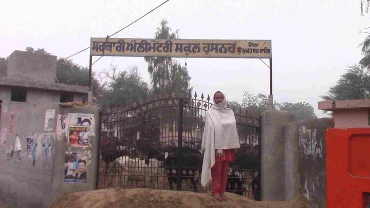 ਮੁਕਤਸਰ: ਜਿਲ੍ਹੇ ਦੇ ਪਿੰਡ ਹੁਸਨਰ ਦੇ ਸਰਕਾਰੀ ਸਕੂਲ ਦਾ ਨਜਾਰਾ ਅੱਜ ਕੁੱਝ ਅਲੱਗ ਹੀ ਨਜਰ ਆਇਆ। ਪਿੰਡ ਦੇ ਸਕੂਲ ‘ਚ ਬੱਚਿਆਂ ਦੀ ਥਾਂ ਅਵਾਰਾ ਪਸ਼ੂਆਂ ਨੇ ਲੈ ਲਈ। ਦਰਅਸਲ ਪਿੰਡ ਦੇ ਕਿਸਾਨ ਅਵਾਰਾ ਪਸ਼ੂਆਂ ਵੱਲੋਂ ਕੀਤੀ ਜਾ ਰਹੀ ਫਸਲ ਦੀ ਬਰਬਾਦੀ ਤੋਂ ਪ੍ਰੇਸ਼ਾਨ ਸਨ। ਅਜਿਹੇ ‘ਚ ਉਨ੍ਹਾਂ ਸਰਕਾਰੀ ਸਕੂਲ ਦੇ ਬੱਚਿਆਂ ਨੂੰ ਬਾਹਰ ਕਰ ਸਾਰੇ ਅਵਾਰਾ ਪਸ਼ੂਆਂ ਨੂੰ ਉਥੇ ਬੰਦ ਕਰ ਦਿੱਤਾ।
