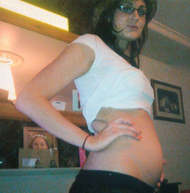 28 ਸਾਲਾ ਇਹ ਔਰਤ ਬ੍ਰਿਟੇਨ ਦੀ ਰਹਿਣ ਵਾਲੀ ਹੈ ਜੋ ਭੁੱਖ ਲੱਗਣ ‘ਤੇ ਸੋਫੇ ਅਤੇ ਕੁਰਸੀ ਦੀ ਫੋਮ ਕੱਢਕੇ ਜੈਮ ,ਮੱਖਣ ਤੇ ਸੋਸ ਲਗਾ ਕੇ ਖਾਂਦੀ ਹੈ। 