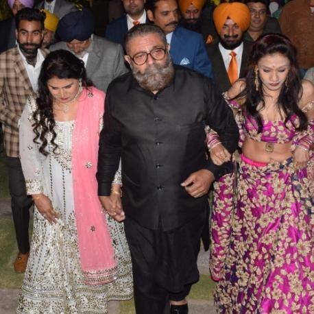 ਮੈਂ ਕਿਸੇ ਹੋਰ ਨੂੰ ਨਹੀਂ ਕਹਿੰਦਾ ਕਿਉਂਕਿ ਮੇਰਾ ਆਪਣਾ ਪਰਿਵਾਰ ਅਜਿਹਾ ਕਰ ਰਿਹਾ ਹੈ। ਮੈਂ ਯੁਵੀ ਨੂੰ 16 ਸਾਲ ਤਕ ਕ੍ਰਿਕਟ ਖੇਡਣਾ ਸਿਖਾਇਆ। ਪਰ ਉਸਨੇ ਮੈਨੂੰ ਇੱਕ ਕੁੜਤਾ ਤਕ ਨਹੀਂ ਦਿੱਤਾ ਜਦਕਿ ਡੇਰੇ 'ਚ ਕਈ ਕਾਰਾਂ ਦੇ ਰਿਹਾ ਹੈ।' 