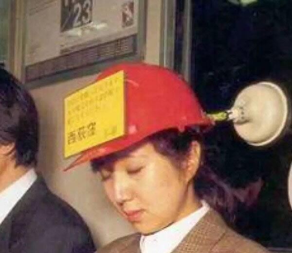 ਪਬਲਿਕ ਹੈਲਮਟ ਦੀ ਸੁਵਿਧਾ। ਇਹ ਯਾਤਰੀਆਂ ਨੂੰ ਉਸ ਦੇ ਟਿਕਾਣੇ ਉੱਤੇ ਅਲਾਰਮ ਰਾਹੀਂ ਜਗਾਉਂਦਾ ਹੈ।