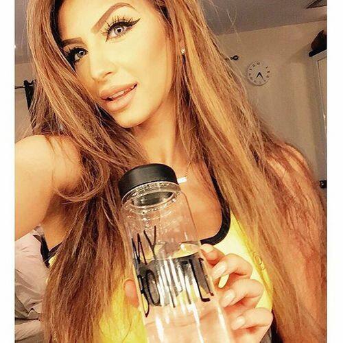 ਨਾਲ ਹੀ ਉਨ੍ਹਾਂ ਨੂੰ ਸੋਸ਼ਲ ਮੀਡੀਆ 'ਤੇ ਤਸਵੀਰਾਂ ਪਾਉਣ ਤੋਂ ਰੋਕਿਆ ਜਾਂਦਾ ਸੀ। 'ਹੱਦ ਤਾਂ ਉਸ ਵੇਲੇ ਹੋ ਗਈ ਜਦ ਆਮਿਰ ਦੇ ਪਰਿਵਾਰ ਵਾਲਿਆਂ ਨੇ ਉਸਦੇ ਰੂਮ ਦਾ ਲਾਕ ਬਦਲ ਦਿੱਤਾ ਤਾਂ ਜੋ ਮੈਂ ਉਸਦੇ ਨੇੜੇ ਨਾ ਜਾ ਸਕਾਂ।' 